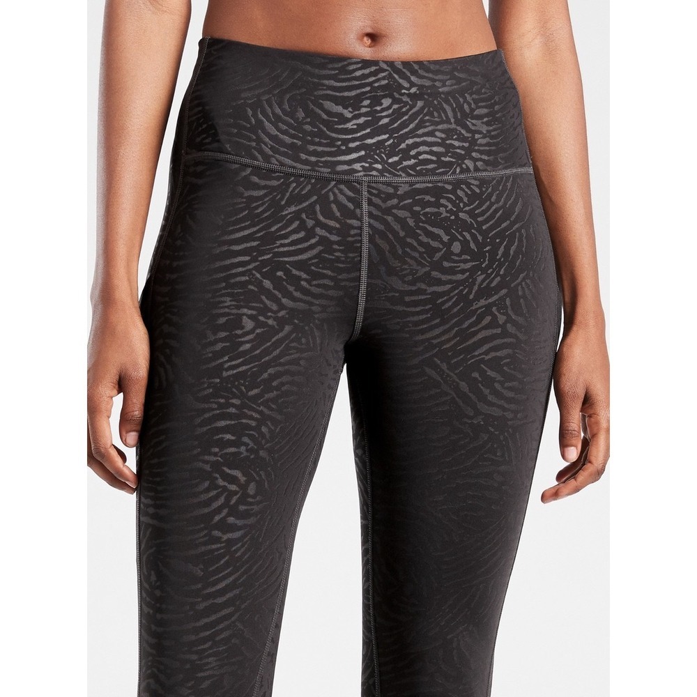 Athleta Ultimate Stash Pocket Embossed Capri Black Animal Print Leggings Medium
